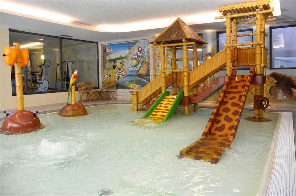 Alpholiday Dolomiti Wellness & Family Hotel Dimaro Exteriör bild