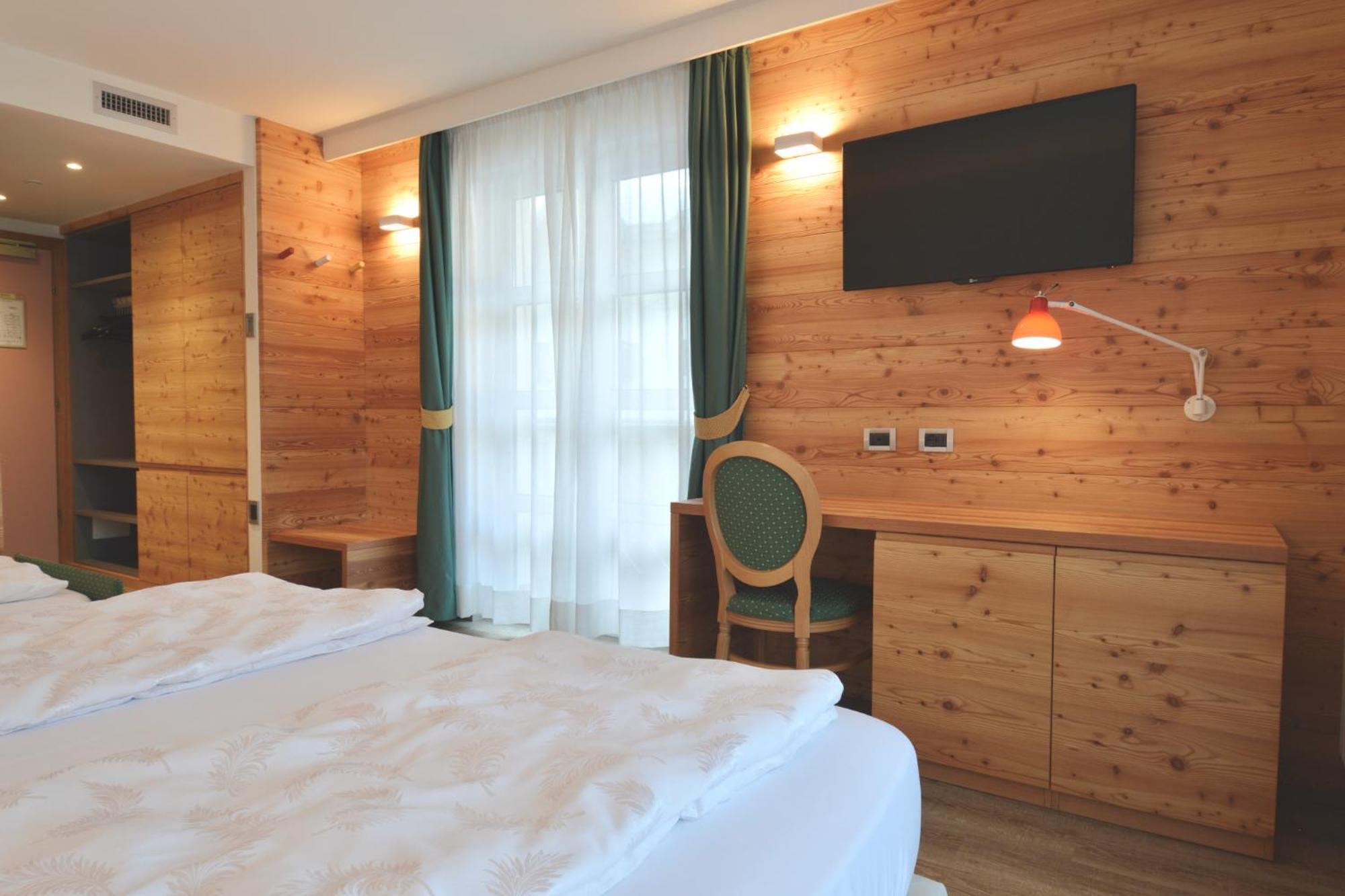 Alpholiday Dolomiti Wellness & Family Hotel Dimaro Rum bild