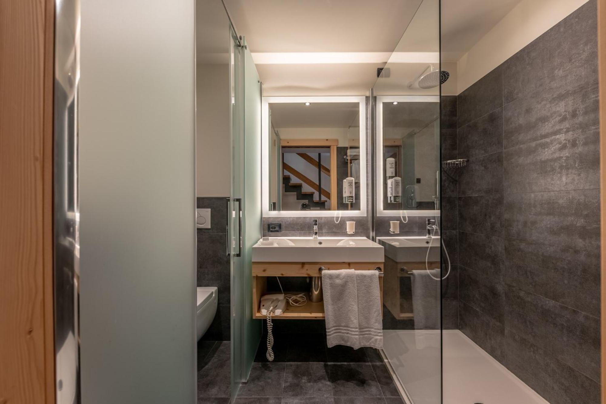 Alpholiday Dolomiti Wellness & Family Hotel Dimaro Rum bild
