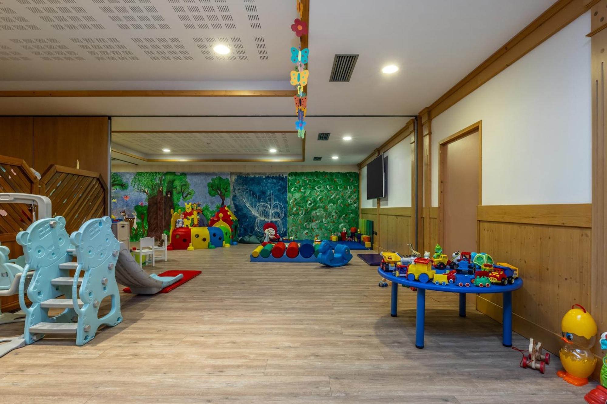 Alpholiday Dolomiti Wellness & Family Hotel Dimaro Exteriör bild