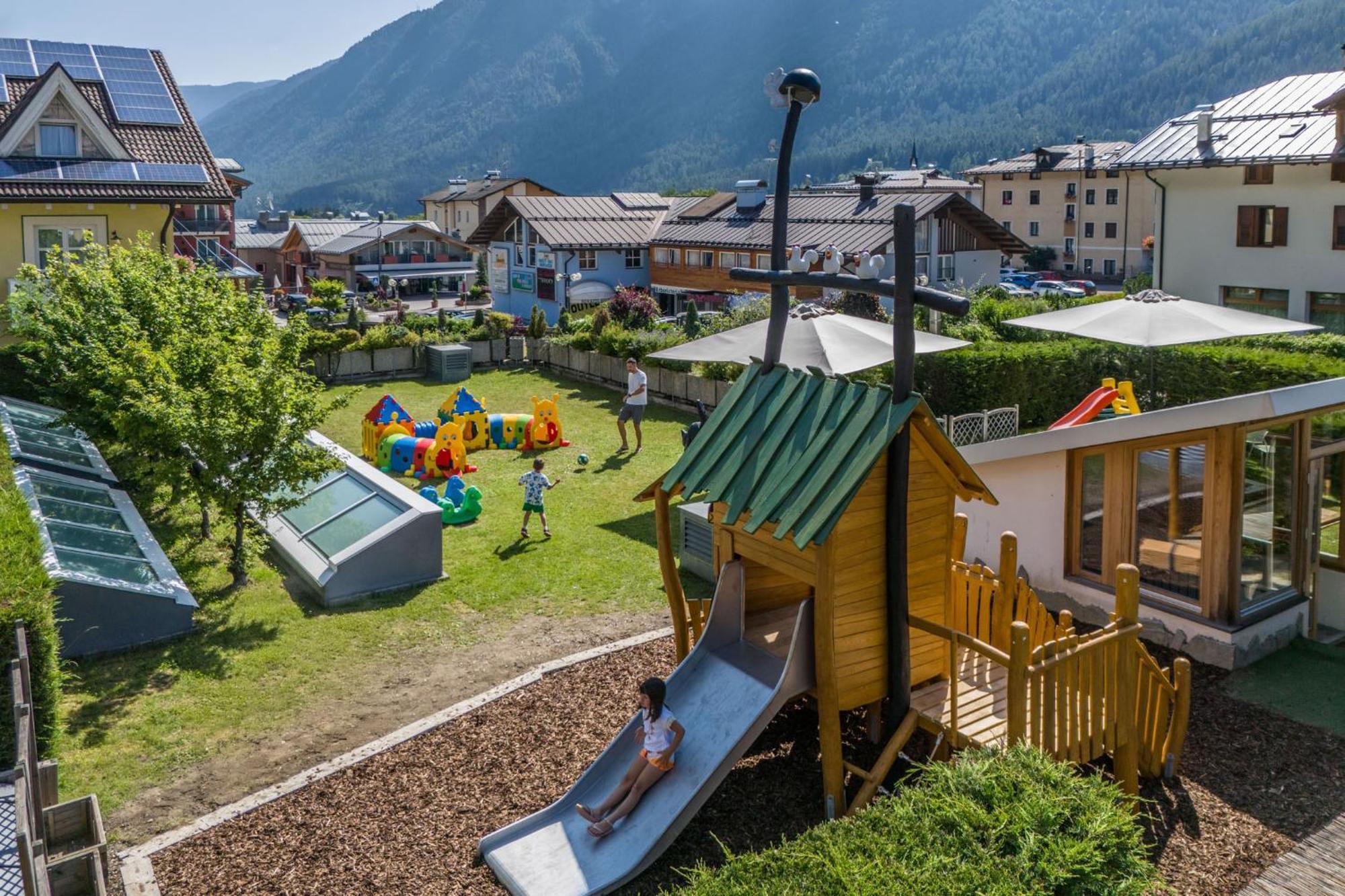 Alpholiday Dolomiti Wellness & Family Hotel Dimaro Exteriör bild