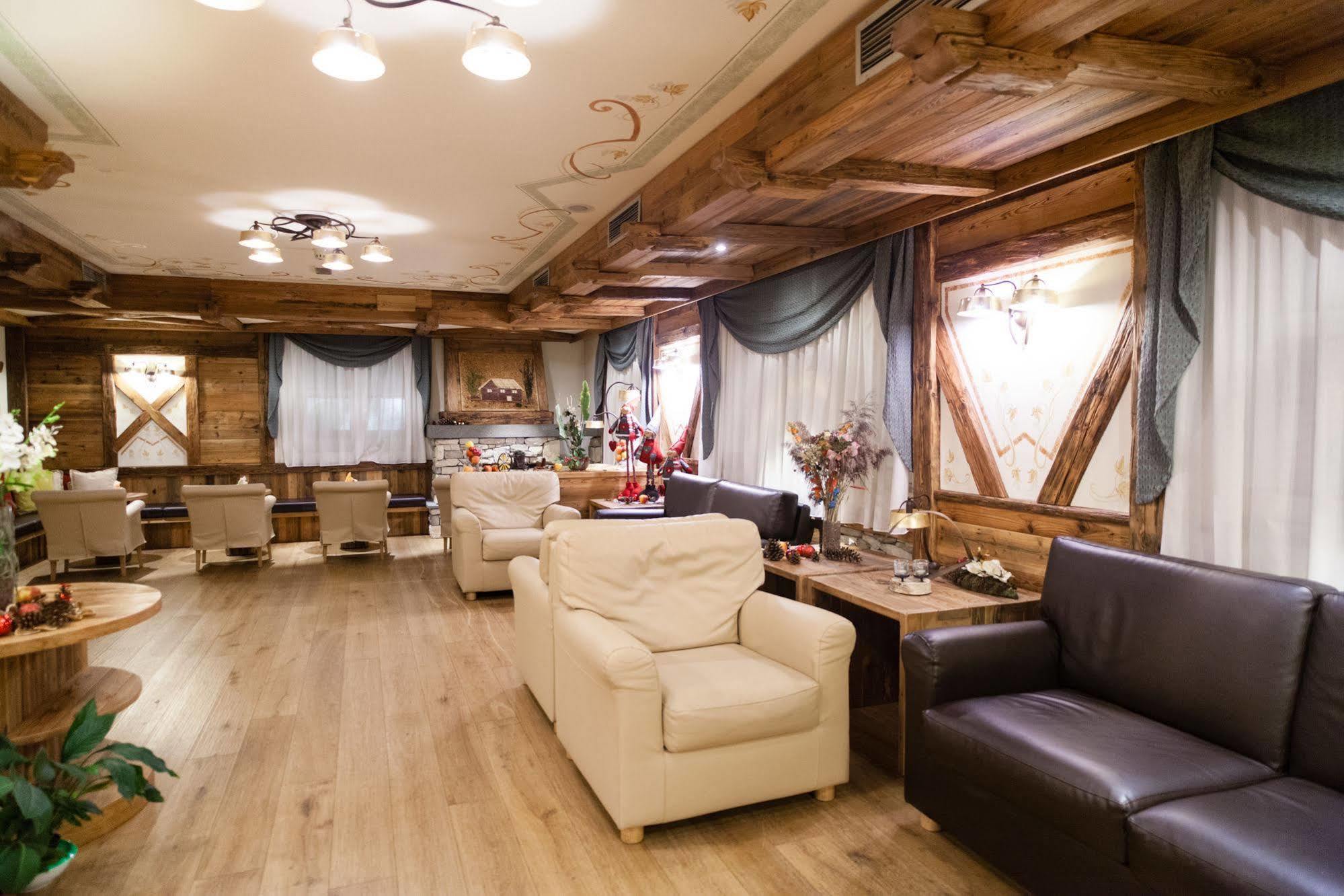 Alpholiday Dolomiti Wellness & Family Hotel Dimaro Exteriör bild