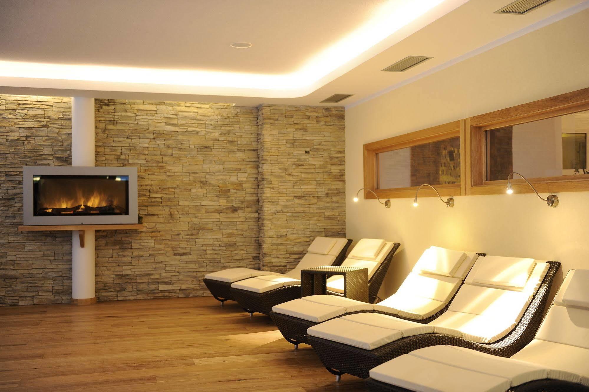 Alpholiday Dolomiti Wellness & Family Hotel Dimaro Exteriör bild