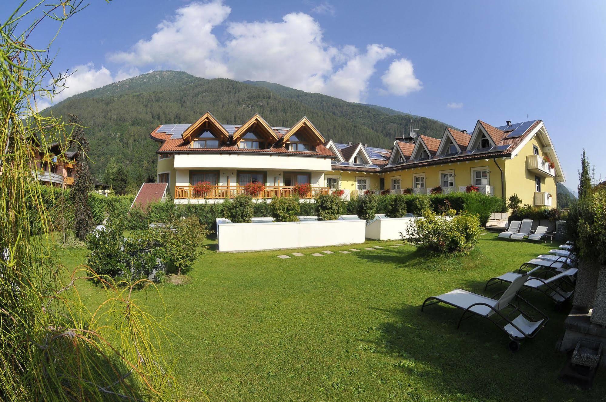 Alpholiday Dolomiti Wellness & Family Hotel Dimaro Exteriör bild